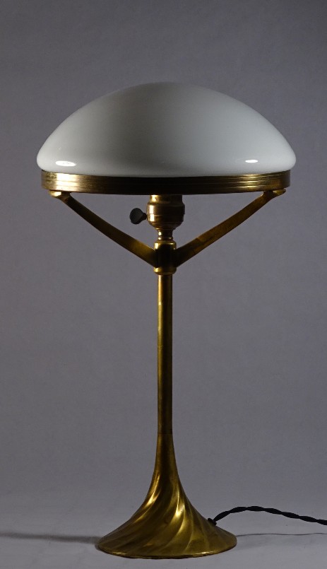 elegante jugendstil tischleuchte aus messing mit glasdom um 1900