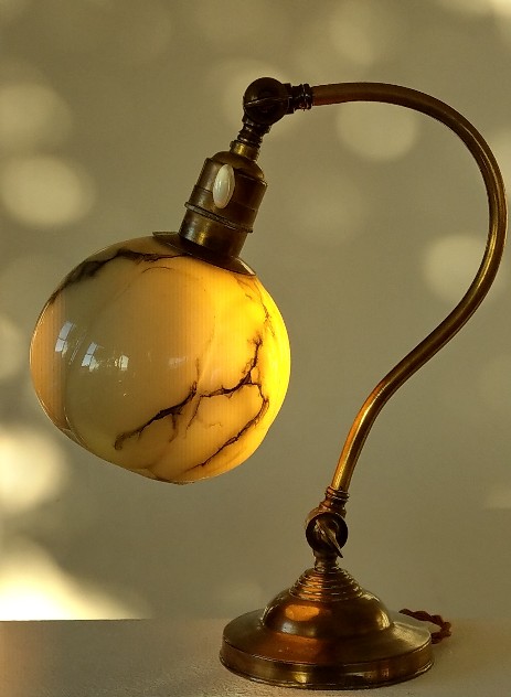 schön geschwungene jugendstil tischleuchte mit wolkenglas und messingfuss um 1900