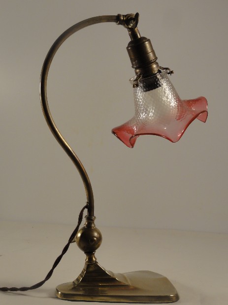 formvollendete jugendstil schreibtischleuchte mit opaleszierendem glas um 1900