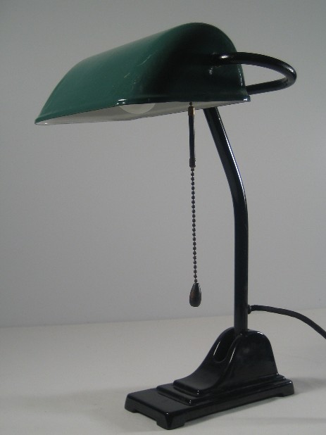 paar schöne bankerslamp mit geometrischem jugendstilfuss dunkelgrün bankers lamp with dark green shade emaille