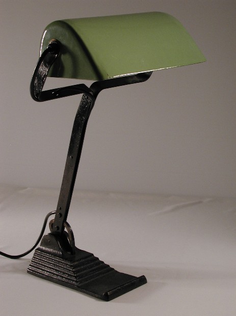 gestufte bankerslamp mit hellgrünem emailleschirm geometric bankes lamp art nouveau original