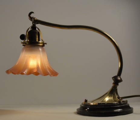 jugendstil schreibtischleuchte organisch geformt mit rosa opaleszierendem glas um 1900