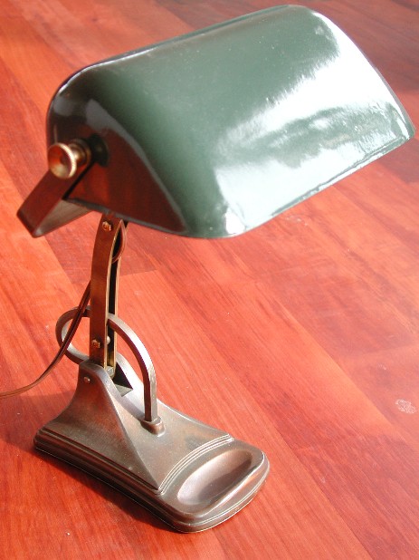 jugendstil bankerslamp mit organisch geformtem messingfuss um 1900 jugendstil bankerslamp mit organisch geformtem messingfuss um 1900