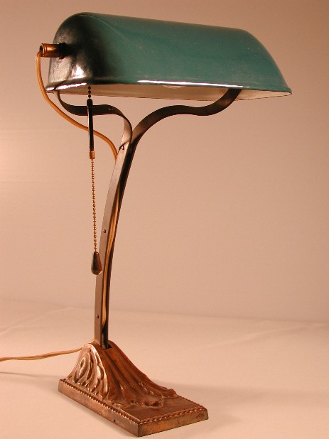 schöne bankerslamp mit floralem jugendstilfuss vergoldet beautiful bankers lamp floral art niuveau stand gold