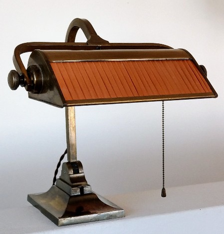1910 bankerslamp mit seidenschirm kippmechanismus messing jugendstil 1910 bankerslamp mit seidenschirm kippmechanismus messing jugendstil