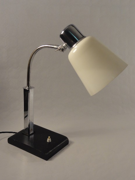 typische art deco pultleuchte mit klaren formen 