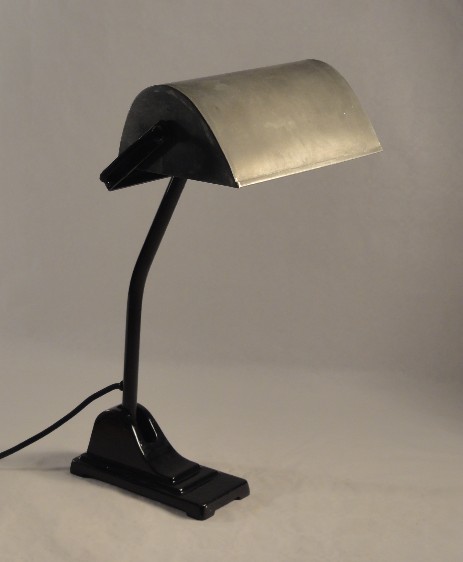 ausgewogene bankerslamp mit emaillefuss und rohblech reflektor um 1900 bankers lamp with emaille stand and tin shade art nouveau original