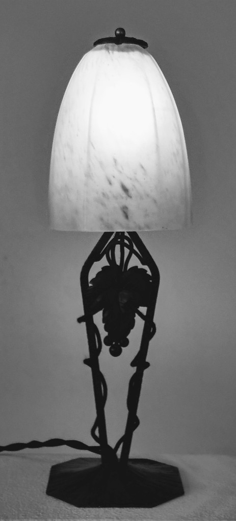 jugendstil tischleuchte schmiedeeisen rebenblatt maseriert 1920