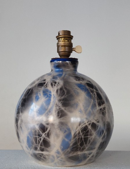 art déco kugelige keramikleuchte mit glasartiger fadenglasur 1925 