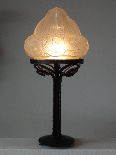 imposante art déco tischleuchte schmiedeiesen und pâte de verre um 1925