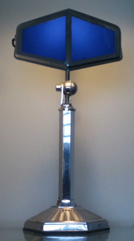 pirouett grosse chromleuchte mit sechseckigem zierfuss blau 1930