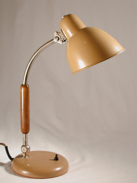 braune pultleuchte mit holzgriff um 1930