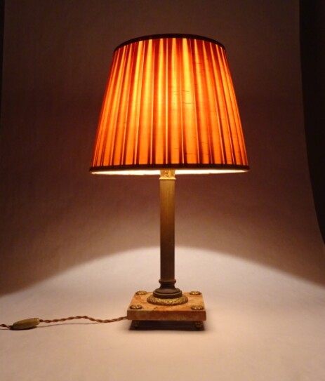 Empire Stilleuchte mit Marmorfuss und Seidenschirm H 55 d 32