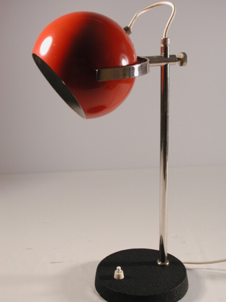 roter kugelspot mit schwarzem gussfuss vernickelt um 1960