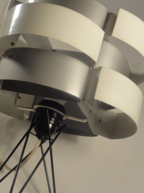 filigrane lamellenleuchte im stil von max sauze