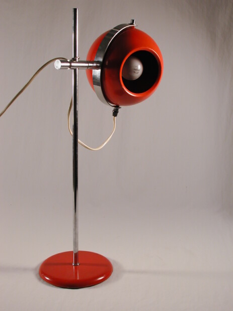 massiver farbiger kugelspot auf hohem stand um 1960