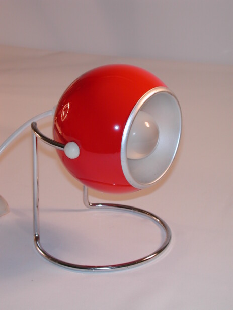kugelspot in rot und weiss auf chromstand um 1965