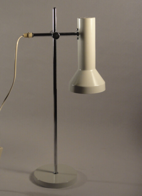 weisse temde tischleuchte mit ausgewogenen proportionen