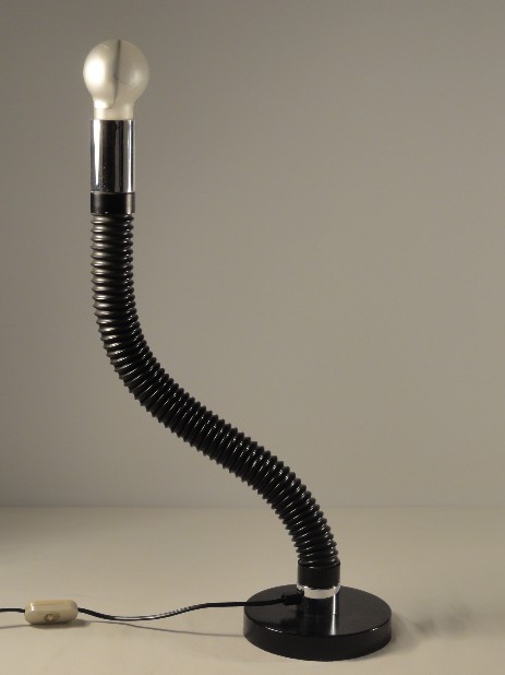 schwere schreibtischleuchte mit dickem flexarm, ca 1970