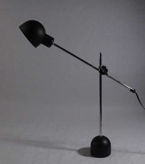 feingliedrige tischleuchte mit kugelfuss und kugelkopf, um 1975