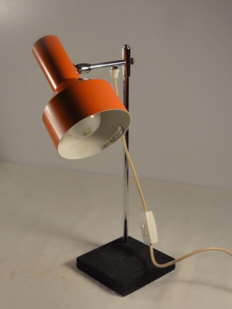 oranger spot sixties auf gussfuss mit schöner chrommechani