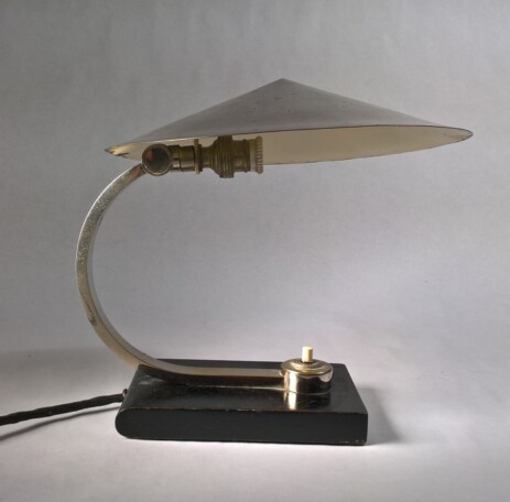 bauhaus tischleuchte nickel auf holzstand um 1925