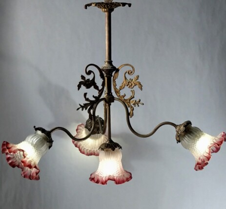  Jugendstil Bronzelüster mit 4 violetten blumengläsen 1900 