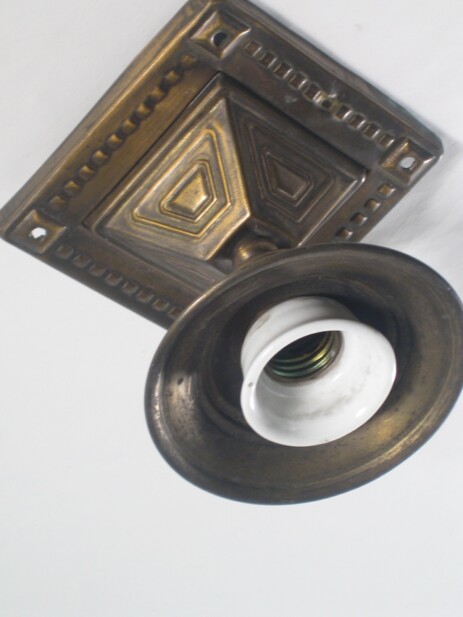 quadratische jugendstil deckenmontage aus stark brüniertem messing um 1900