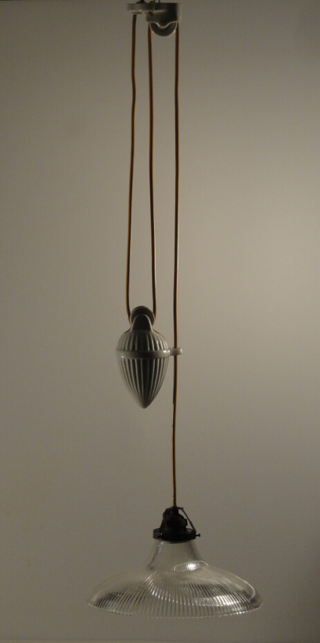 originale porzellan pendelzugleuchte mit holophane glas um 1900