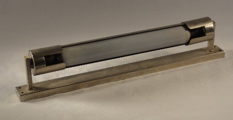 feine nickelapplique im strikten bauhaus-stil um 1930