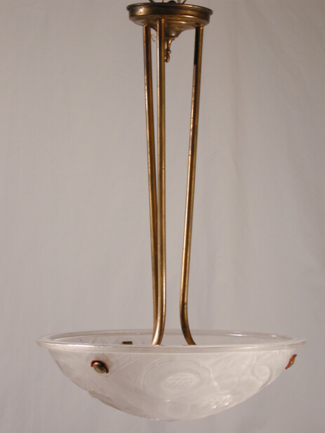 lange pressglas deckenleuchte frankreich weiss mit messinggestänge um 1920