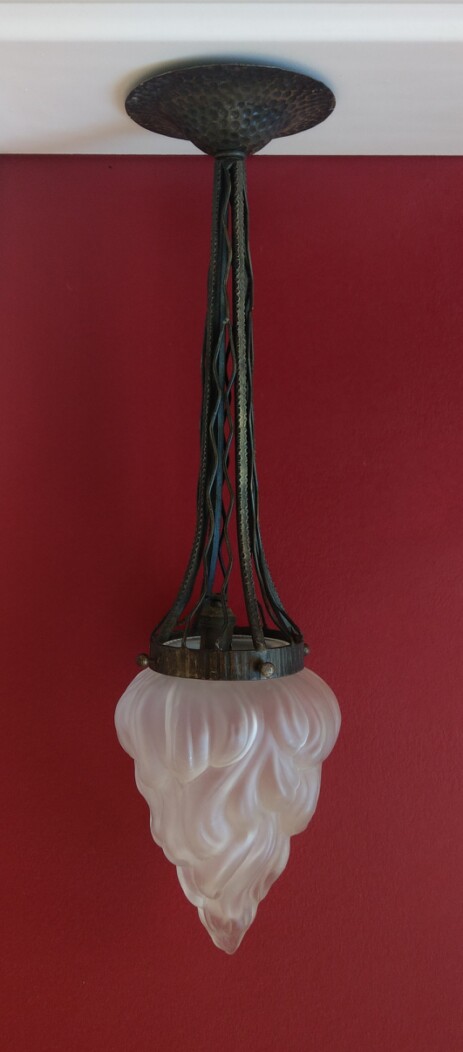 fer forgé Jugendstil 1920 Schmiedeeisen Hängeleuchte schlank mit geflammtem Glas