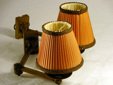 paar kleine knickarm-appliquen mit seidenschirm, amba, um 1920