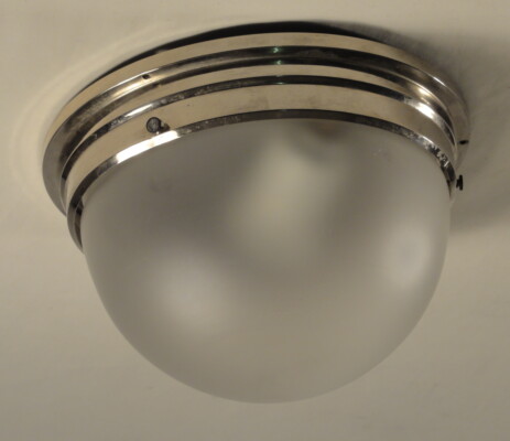 vernickelte deckenkuppel, plafonnier mit mattglas aus der bauhaus zeit