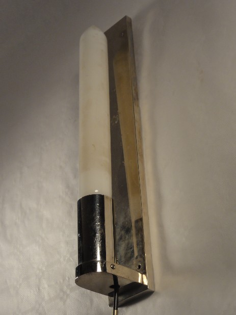 hohe, modernistische nickelapplique im bauhausstil