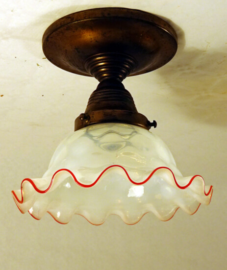 opaleszierende deckenblume mit rotem glasrand, um 1900