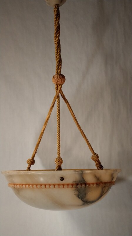 rötliche alabasterschale mit noppenrand 1920