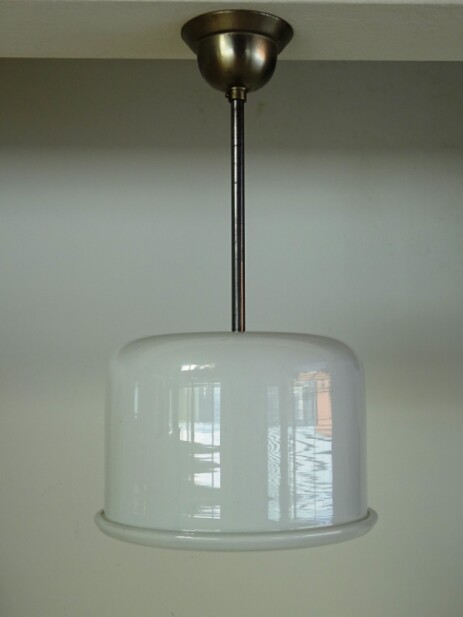 tonnenförmige Opalglas Deckenleuchte bauhaus mit wulstrand 30erjahre