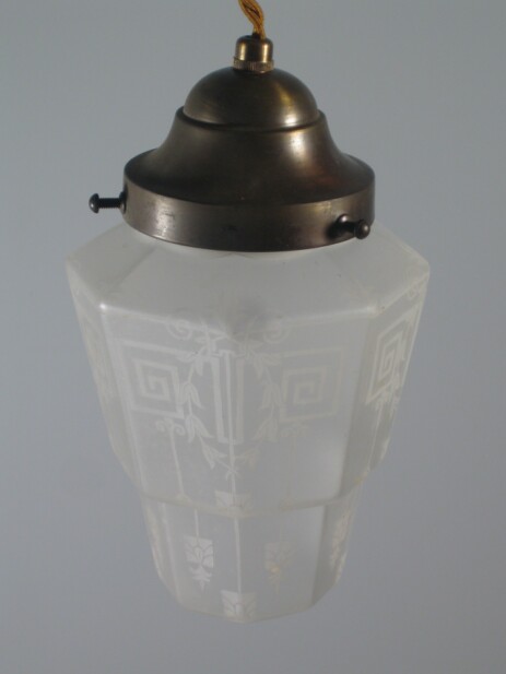 pyramidenförmige art déco deckenleuchte mit geätztem glas