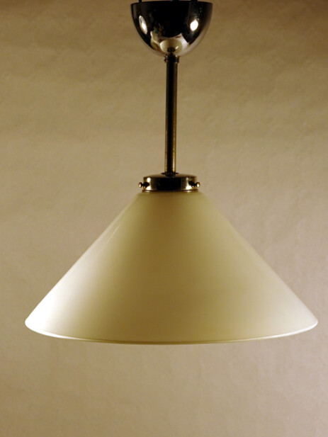 opalglas-kegelleuchte an nickelmontage um 1930