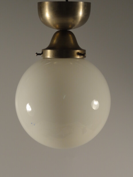 30er jahre deckenkugel an kurzer nickelmontage