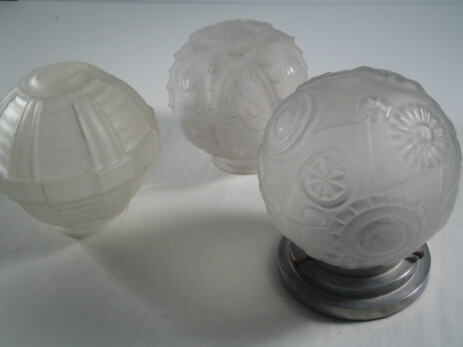 diverse art déco lampengläser mit geometrischem oder floralem dekor aus pressglas