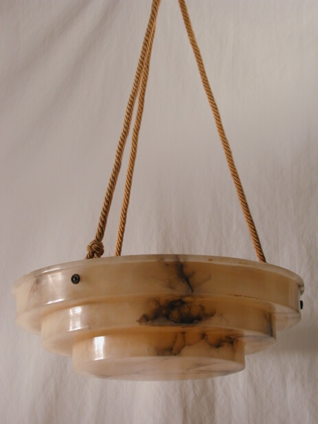 grosser, gestufter art déco alabasterleuchter in sandbraun