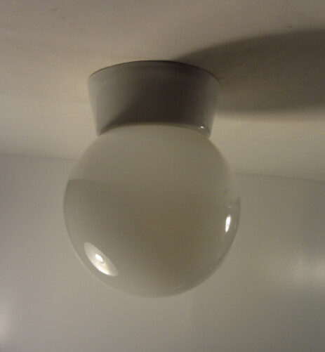 einfache weisse kugelleuchten auf porzellanmontage