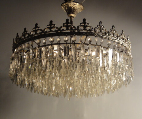 vernickelter kronenkranz mit zahlreichen geschliffenen kristallabhängern