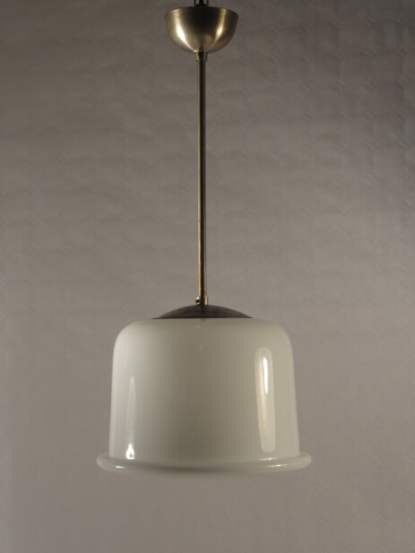 bauhaus pendelleuchte mit tonnenförmigem opalglasschirm um 1930