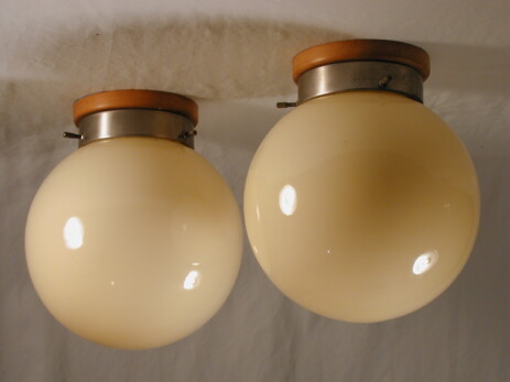 paar schlichte modernistische 30erjahr deckenkugeln auf holzring