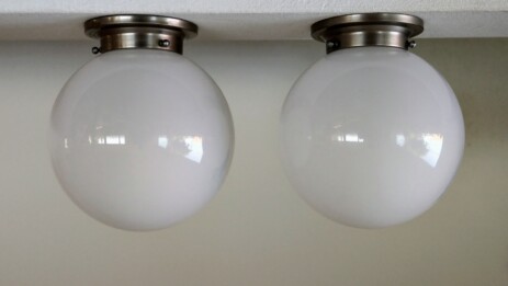 Paar Bauhaus Opalglas Kugelleuchten Nickelmontage oder konstruktivistisch