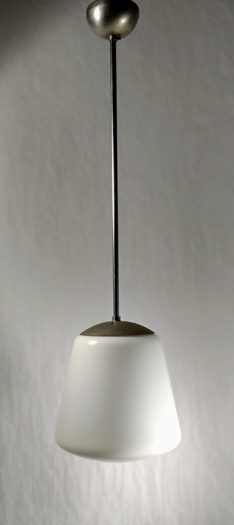 feine 30erjahre deckenleuchte mit stumpfkegeligem opalglas 