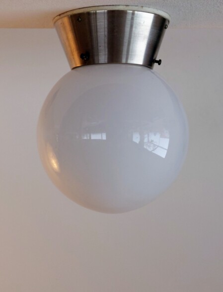 klasssiche Bauhaus Deckenleuchte Opalglaskugel konische Nickelmontage 1930
